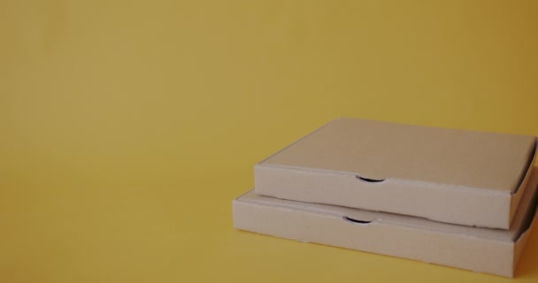 Tendido Plano Caja Cartón Con Pizza Las Tazas Café Con — Vídeo de stock
