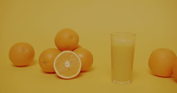 Gros Plan Délicieux Jus Orange Verre Fruits Frais Sur Fond — Video