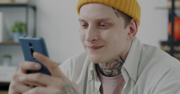 Akıllı Telefon Kullanan Ofiste Gülümseyen Neşeli Genç Adamının Portresi Letişim — Stok video