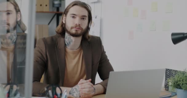 Porträtt Kreativ Ung Affärsman Med Långt Hår Och Tatuering Sitter — Stockvideo