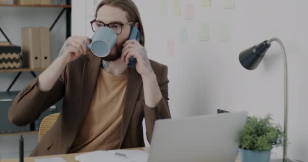 Geschäftsmann Der Mit Dem Handy Kaffee Trinkt Und Büro Dampft — Stockvideo