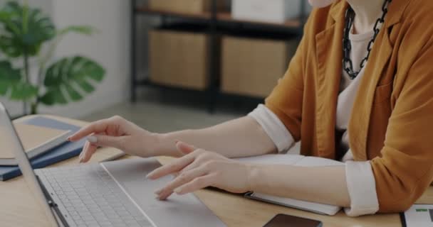 オフィスの机に座って入力するコンピュータで働く創造的な若い女性のスローモーションの肖像画 ビジネスマンと職場のコンセプト — ストック動画