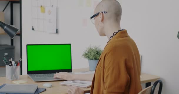 Ofis Çalışanı Kel Genç Kadın Yerinde Yoğunlaşmış Yeşil Ekran Krom — Stok video