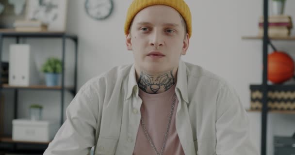 Porträtt Entreprenör Snygg Ung Man Gör Online Videosamtal Och Tittar — Stockvideo