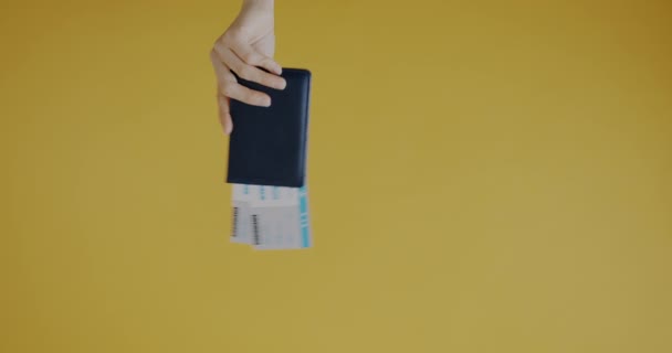 Крупный План Женской Руки Документом Билетами Играя Игрушечной Плоскостью Желтом — стоковое видео