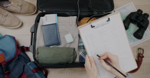 Seyahat Listesinin Yakın Çekimi Bavullar Seyahat Için Hazırlanan Kadın Yapımı — Stok video