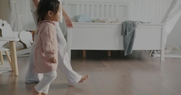 Langzame Beweging Van Het Kleine Kind Wandelen Slaapkamer Moeders Hand — Stockvideo