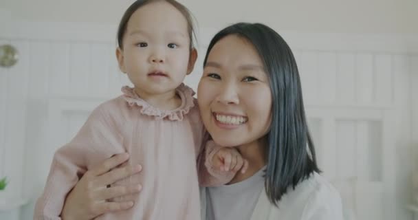 Retrato Familia Feliz Madre Hija Sonriendo Mirando Cámara Dentro Casa — Vídeos de Stock