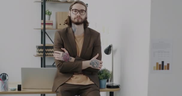 Lassú Mozgás Portré Stílusos Fiatal Üzletember Tetoválás Áll Irodában Nézi — Stock videók