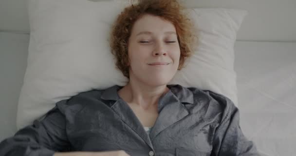 Ritratto Vista Dall Alto Attraente Donna Rossa Con Lentiggini Svegliarsi — Video Stock