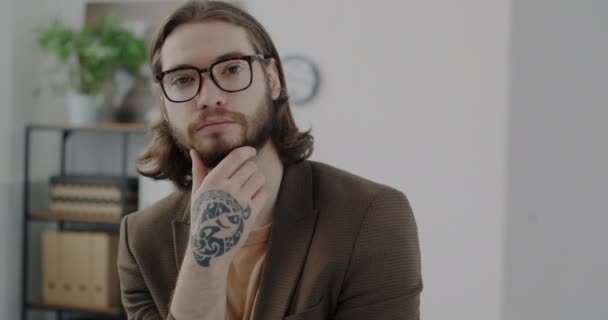 Portret Afaceri Pensiv Atingând Bărbia Mâna Tatuată Uitându Camera Birou — Videoclip de stoc