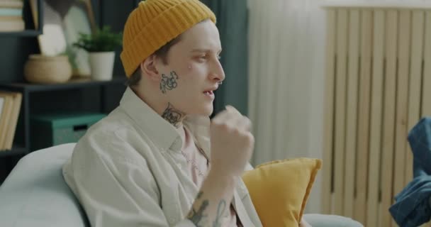 Cara Alegre Com Tatuagem Piercing Assistindo Rindo Comendo Batatas Fritas — Vídeo de Stock
