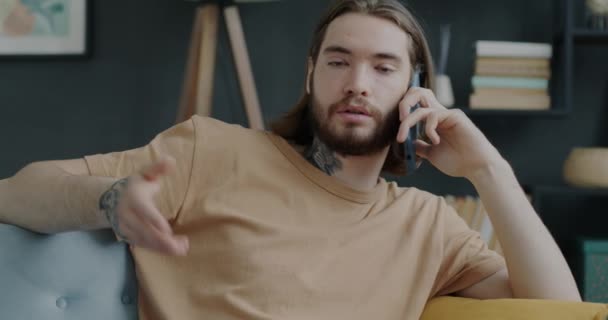 Portrét Veselého Muže Tetováním Který Mluví Mobilním Telefonu Gestikuluje Doma — Stock video
