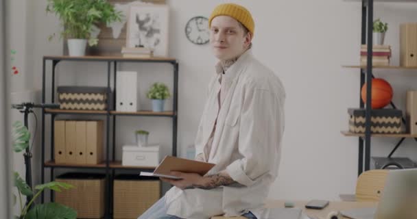 Slow Motion Porträtt Affärsmän Bär Informella Kläder Stående Kontor Innehav — Stockvideo