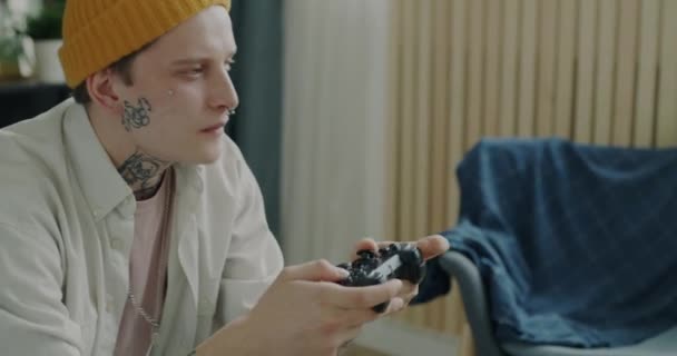 Retrato Estudante Despreocupado Jogando Videogame Com Joystick Relaxante Casa Lazer — Vídeo de Stock