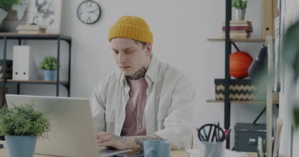 Glad Affärsman Kreativ Ung Man Som Arbetar Med Bärbar Dator — Stockvideo