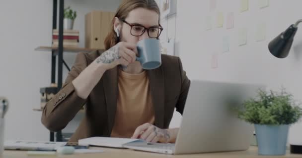 Adamı Bilgisayarla Konuşuyor Ofiste Kahve Içiyor Evet Uzaktan Iletişim Sanal — Stok video