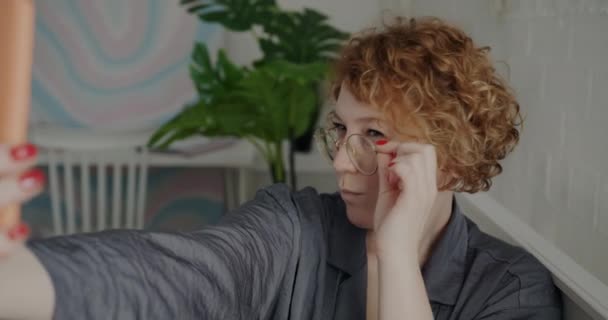 Roodharige Dame Met Een Stijlvolle Bril Poseren Voor Smartphone Camera — Stockvideo