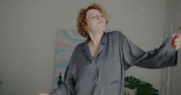 Slow Motion Portret Van Vrolijke Jonge Dame Pyjama Dansen Bed — Stockvideo