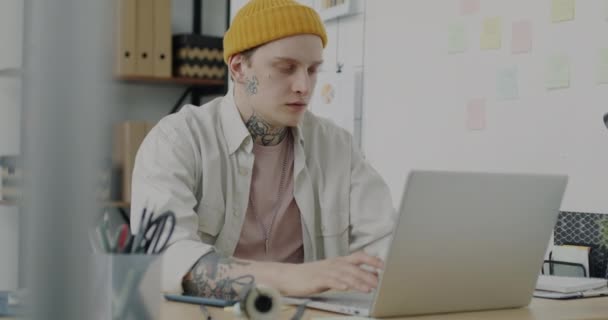 Ung Anställd Gör Online Videosamtal Med Bärbar Dator Talar Och — Stockvideo