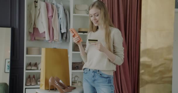 Radosna Kobieta Robi Zakupy Online Przy Użyciu Smartfona Karty Kredytowej — Wideo stockowe