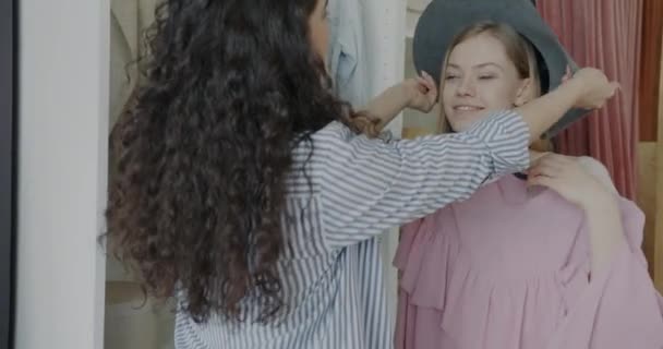 Zorgeloos Meisjes Vrienden Kiezen Kleding Accessoires Praten Lachen Moderne Mode — Stockvideo