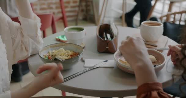 Närbild Kvinnliga Händer Med Gafflar Äter God Mat Caféet Medan — Stockvideo