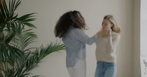 Slow Motion Van Opgewonden Jonge Dames Vrienden Springen Bed Lachen — Stockvideo