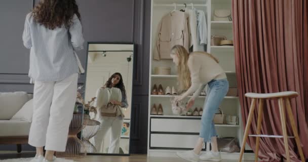 Młoda Dama Wybiera Eleganckie Ubrania Akcesoria Przyjaciółka Pomaga Jej Domu — Wideo stockowe