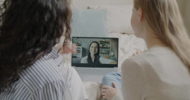 快乐的年轻女性使用笔记本电脑在线视频通话 显示她们的大拇指在卧室里挥手 千年和通信概念 — 图库视频影像