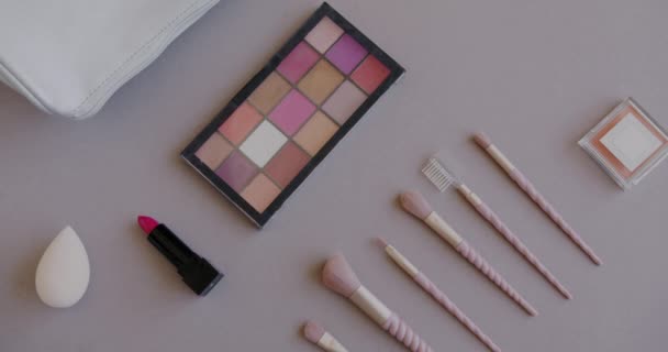 Vista Dall Alto Cosmetici Professionali Accessori Kit Sfondo Colore Grigio — Video Stock