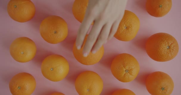 Nahaufnahme Einer Weiblichen Hand Die Frisches Bio Orange Von Einem — Stockvideo