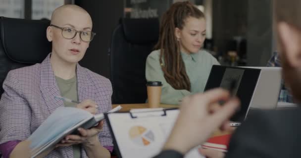 Affärskvinna Lyssnar Manlig Kollega Som Skriver Anteckningsboken Och Pratar Öppet — Stockvideo