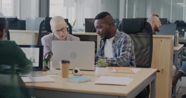 Група Бізнесменів Обговорює Роботу Дивиться Екран Ноутбука Столом Відкритому Офісі — стокове відео