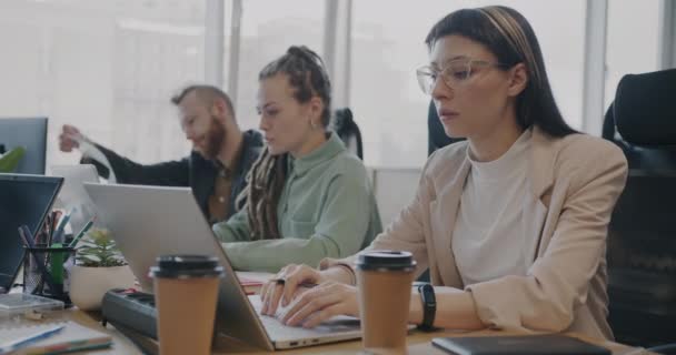 Группа Бизнесменов Работающих Ноутбуками Сосредоточилась Работе Офисе Современные Технологии Концепция — стоковое видео