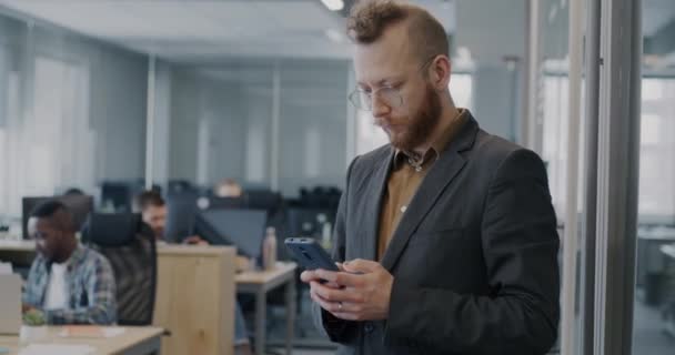 창의적 사업가들은 스마트폰을 사용하고 사무실에서 현대적 장치를 가지고 동료들 이야기를 — 비디오