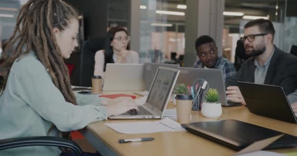 Män Och Kvinnor Multietniskt Team Arbetar Med Bärbara Datorer Och — Stockvideo