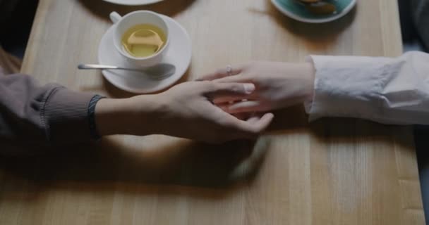 Vista Alto Ângulo Mão Masculina Segurando Acariciando Mão Feminina Expressando — Vídeo de Stock