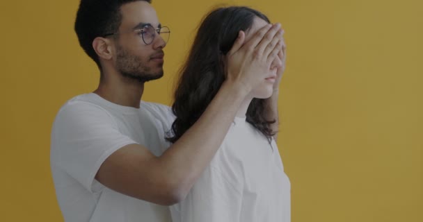 Afroamerykanin Zakrywający Oczy Kobietom Potem Zabierający Dłonie Gdy Pani Się — Wideo stockowe
