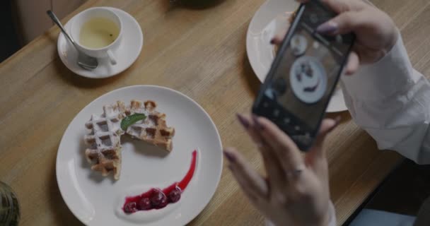 Close Mãos Femininas Com Smartphone Tirando Fotos Delicioso Café Sobremesa — Vídeo de Stock