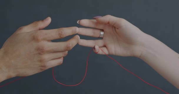 Elim Kırmızı Iple Bağlanmış Parmaklarıma Dokunarak Aşkı Ifade Ediyorum Gri — Stok video
