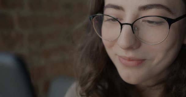 Akıllı Telefon Kullanarak Gülümseyen Kafede Kahve Içen Genç Bayanın Yavaş — Stok video
