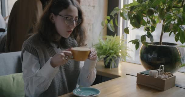 Kahve Içen Kafedeki Masaya Bakan Güzel Genç Bir Kadının Ağır — Stok video