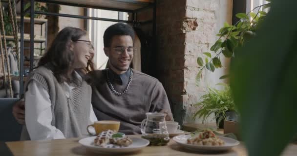Aimer Les Jeunes Couples Parler Boire Café Profiter Rendez Vous — Video