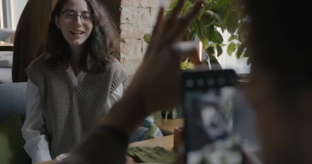 Vidám Fiatal Hölgy Pózol Okostelefon Kamera Nevet Miközben Férfi Fényképez — Stock videók