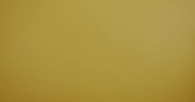 Sarı arka planda seyahat etmek için uçak biletlerini yakın plan çekimleri. Tatil konseptinde uçak taşımacılığı ve turizm.