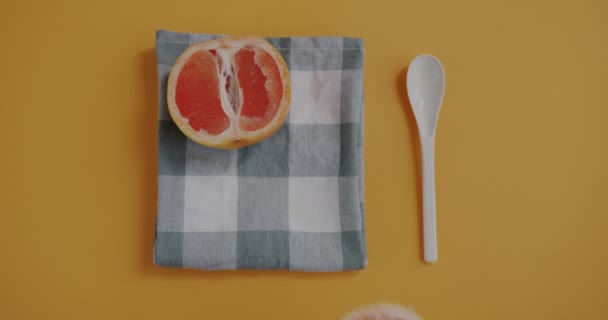 Detailní Záběr Ženské Ruky Dávat Polovinu Grapefruitu Ubrus Proti Žluté — Stock video