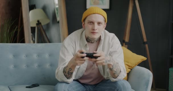 Portrét Radostného Mladého Muže Hrající Videohru Joystickem Relaxujícím Doma Chlápek — Stock video
