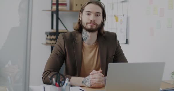 Πορτρέτο Του Κομψού Επιχειρηματία Φορώντας Μοντέρνα Στολή Κάθεται Στο Γραφείο — Αρχείο Βίντεο