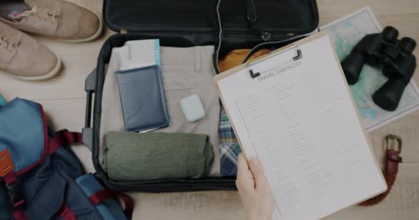 Tatil Için Bavul Hazırlayan Pano Tıkırdayan Seyahat Listesiyle Kadın Elinin — Stok video